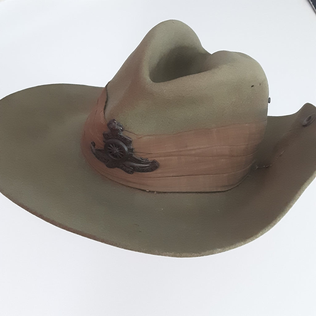 WW2 Slouch Hat, with provenance to a Captain in the Royal Artillery